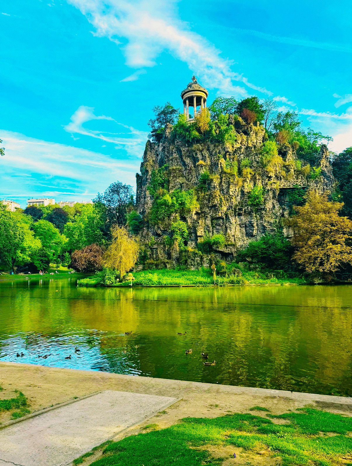 parc buttes chaumont montain cliff view